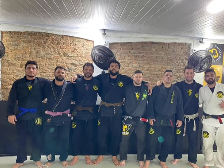 Alunos da Dream Mat MR em treino de jiu-jitsu em São Vicente