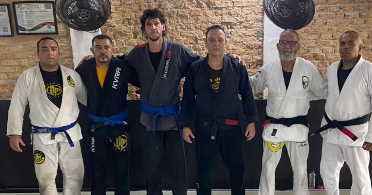 Equipe MRJJ Team em aula de jiu-jitsu