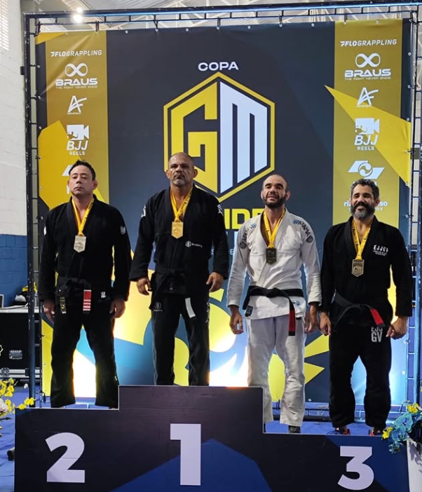 Treino de jiu-jitsu para crianças e adultos em São Vicente